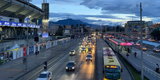 Foto de El Campín en Bogotá y varios vehículos entre estos buses de TransMilenio