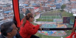 Foto que muestra una mujer en una cabina del TransMiCable 
