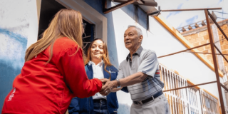Foto que muestra un hombre y una mujer que se dan la mano 