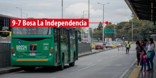 Foto de un bus alimentador de TransMilenio