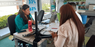 Foto que muestra personas hablando en una oficina 