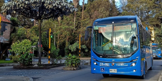 Foto de un bus TransMiZonal en una vía de Bogotá