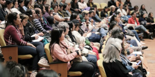 Imagen de muchos niños, niñas y sus acompañantes en un evento. 