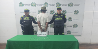 Foto que muestra dos policías y un capturado 