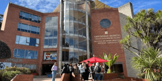 Foto que muestra una fachada en ladrillo con un letrero que dice Universidad Distrital Francisco José de Caldas en Bogotá 