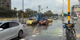 Foto de una vía de Bogotá donde hay distintos carros