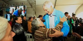 Alcalde con adultos mayores en Parque El Tunal - Foto: Prensa Alcaldía Mayor/ Diego Bauman