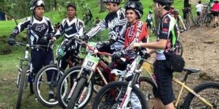 Grupo de down hill en el Día de la bicicleta Parque Nacional