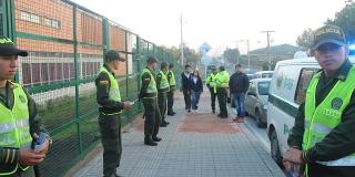 Policías custodiando los alrededores de un colegio - Foto: Alcaldía Local de Ciudad Bolívar