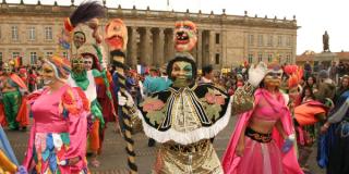 Desfile de comparsas por la carrera séptima