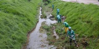 Más de 2.000 metros cúbicos de residuos menos en los canales de agua. Foto: Aguas de Bogotá.