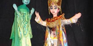 Aladino limpia la lámpara y sale el genio quien les ayuda a escapar.