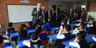 Alcalde con estudiantes - Foto: Prensa Alcaldía Mayor 