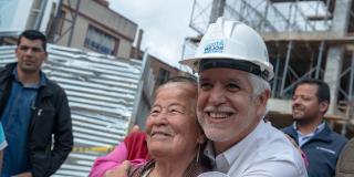 Alcalde Peñalosa abraza mujer en Usme