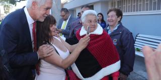 Peñalosa posando para foto con los habitantes de Engativá