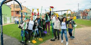 En Lombardia, Suba, funcionarios del Distrito y residentes embelleciendo un parque con 'Bogotá Limpia 2018' 