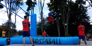 Inscríbase al curso vacacional de Bossaball