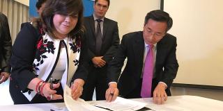 Seúl y Bogotá firman convenio sobre economía informal.