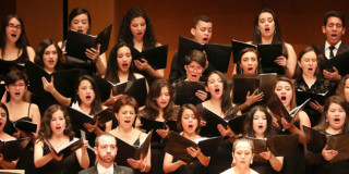 En medio de la narración, el Coro interpretará temas como Apamuy Shungo, con arreglos de Guerardo Guevara; Arroz con Leche, Ca