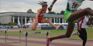 deportistas-en-pista-de-obstaculos