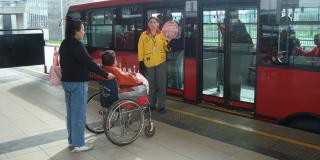 Persona discapacitada en Transmilenio - FOTO: Prensa Trasnmilenio