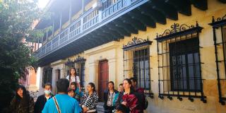 Un grupo de personas escuchando al guía hablar