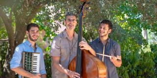 Tres hombres cada uno con un instrumento en sus manos