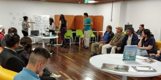 Una reunión de varias personas, observando una exposición 