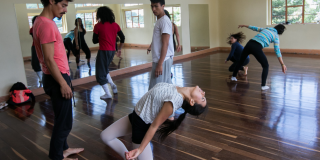 Casona de la Danza - un grupo de jóvenes bailan alrededor del salón, haciendo diferentes movimientos 