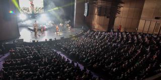 El escenario del Teatro Jorge Eliecer Gaitán con el publico viendo un concierto