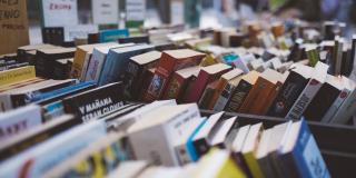 Varios libros amontonados