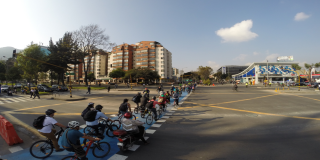 Una fila de ciclistas cruzando una calle de la ciudad