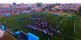La vista de una cancha de futbol con varias personas entrenando - Foto: IDRD 