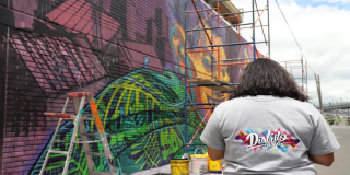 Un mujer de espaldas mostrando un graffiti