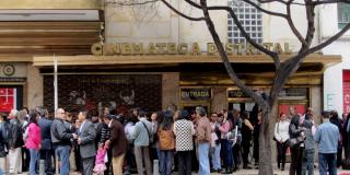 Fachada de la Cinemateca Distrital con varias personas haciendo fila en la entrada. 