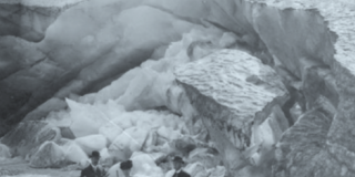 Foto en blanco y negro de un paisaje nevado.