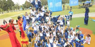 niños felices en parque 