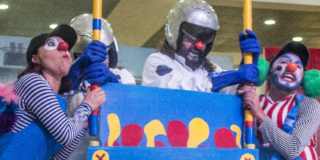 Puesta en escena con cuatro payasos.