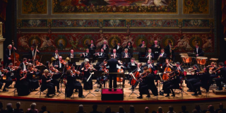 Integrantes de una orquesta tocan sus instrumentos.