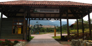 Fachada del parque Entrenubes.