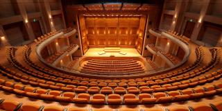 Plano general de un teatro vacío