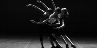 Mujeres participan en una danza
