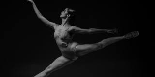 Mujer delgada hace una pirueta de ballet