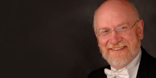 Hombre rubio posa sonriente a la cámara.