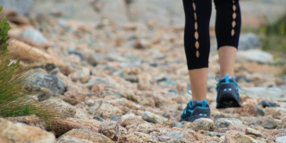 Detalle de las piernas de una mujer haciendo una caminata.