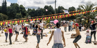 Un grupo de jóvenes juegan voleibol playa