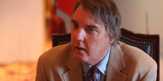 Retrato de un hombre blanco de pelo castaño.