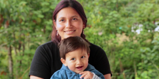 Mujer sostiene a un niño pequeño.