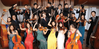 Un grupo de jóvenes sostienen instrumentos de cuerda.