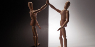 Dos muñecos chocan sus manos. Foto: Pixabay